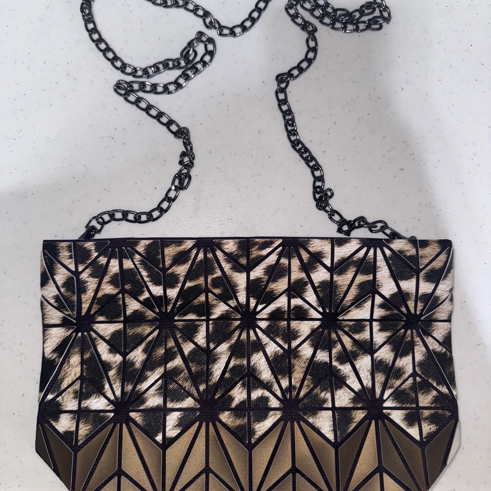 Geometric Patterned Leopard Crossbody 🐆